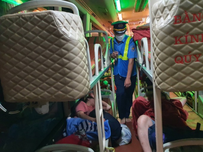 Tổ công tác Đội TTGT đường bộ, kiểm tra xe khách kinh doanh vận tải hành khách theo hợp đồng mà không có trên xe không có hợp đồng vận chuyển theo qui định