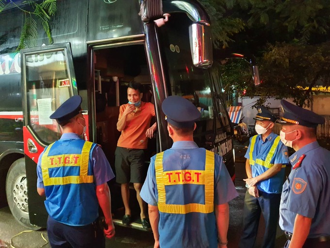 Tổ công tác Đội TTGT đường bộ, Thanh tra Sở GTVT Hà Nội yêu cầu lái xe ô tô khách chạy Lai Châu- Bắc Giang nhưng vào khu vực phía sau Bến xe Mỹ Đình để trả khách.