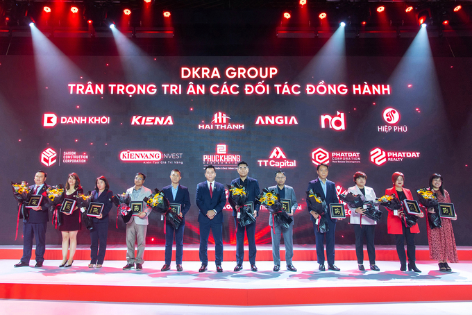 DKRA Group trao quà tri ân đến các đối tác đồng hành cùng tập đoàn trong hơn 1 thập kỷ qua.