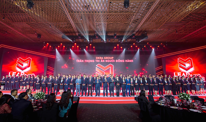 DKRA Group trao kỷ niệm chương tri ân đến nhân viên đồng hành.