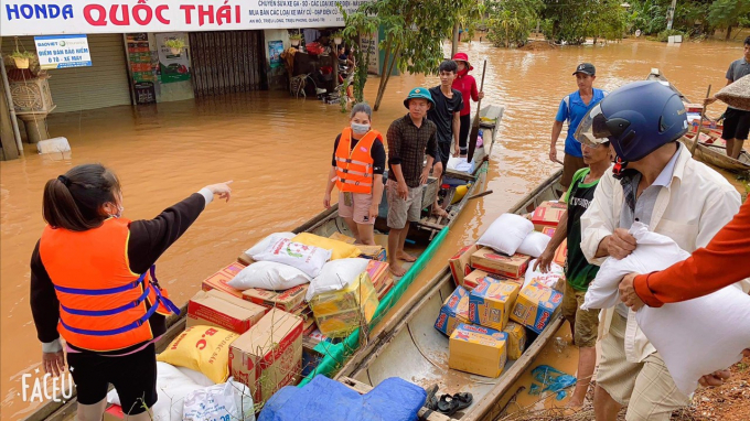 Hàng được đưa lên ghe vận chuyển đến cho bà con vù