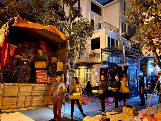 Hàng hóa được chất lên xe tải để  lên đường