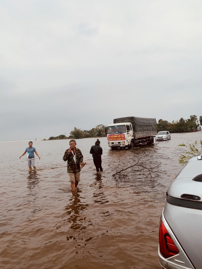 Xe cứu trợ phải dò đường đi trong vùng ngập nước