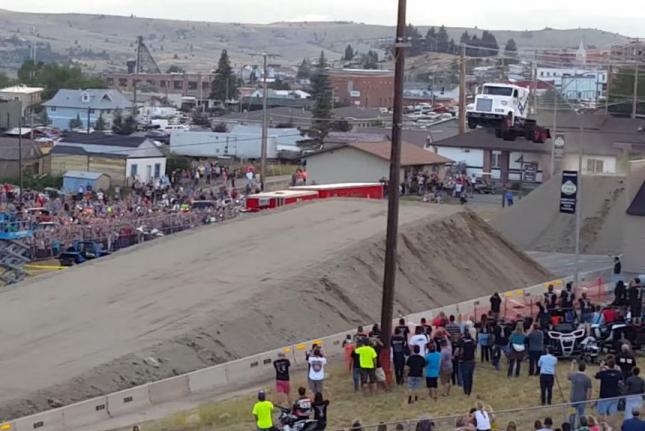 Video: Kỷ lục khoảng cách bay của... xe tải