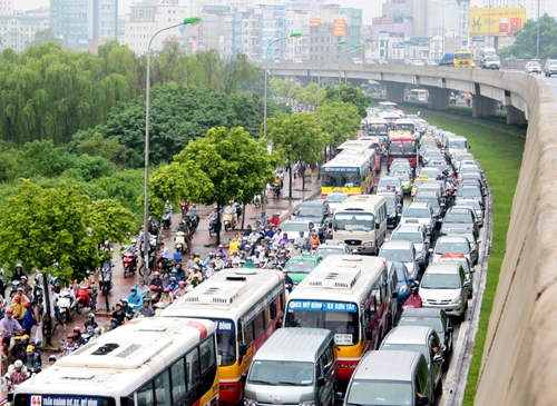 thi-truong-oto-viet-nam--mot-minh-mot-kieu-giua-ch