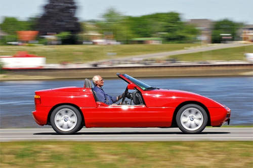 bmw-z1--xe-la-voi-cua-bien-mat-duoi-san-xe-1
