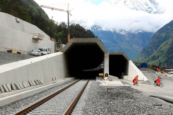 duong-ham-Gotthard-Base