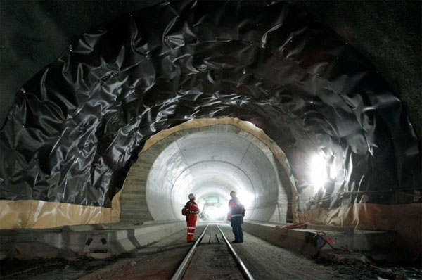 duong-ham-Gotthard-Base-1