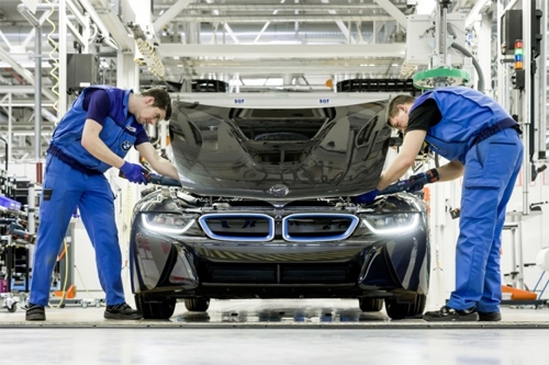 bmw-i8-va-day-chuyen-san-xuat-bang-robot-1 (1)
