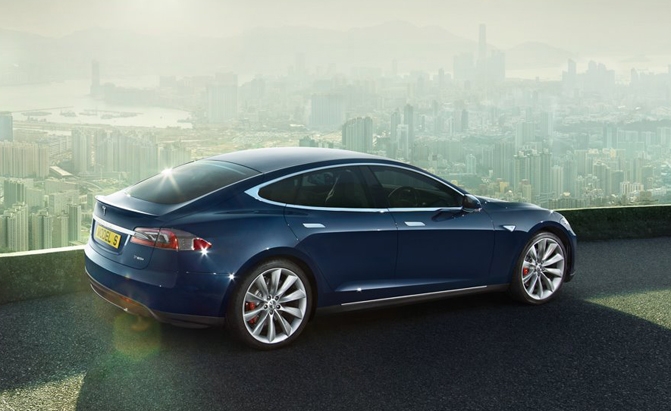 Tesla-cho-ra-mat-mau-xe-Model-S-70D-1