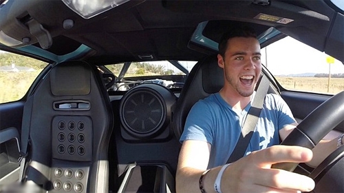 chang-sinh-vien-muon-kiem-trieu-do-nho-sieu-xe-lam