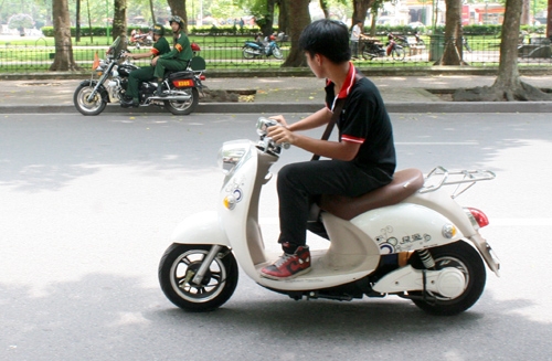 dang-ky-xe-may-dien-phai-co-ho-khau