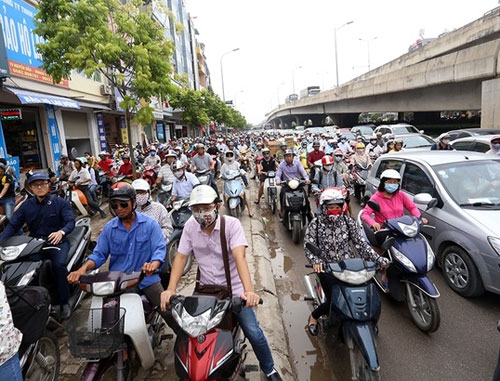 ts-khuat-viet-hung-hy-vong-xe-may-bat-den-ban-ngay