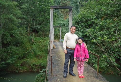 nguoi-nong-dan-xay-cau-cho-dan-ban