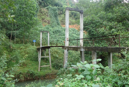 nguoi-nong-dan-xay-cau-cho-dan-ban-2