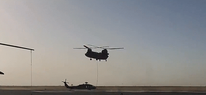 Trực thăng "lực sỹ" có khả năng nâng theo cả một chiếc máy bay khác