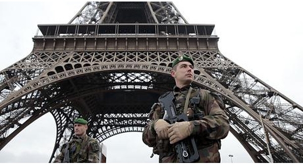 1-may-bay-nga-roi-khung-bo-paris-chau-au-phai-phan