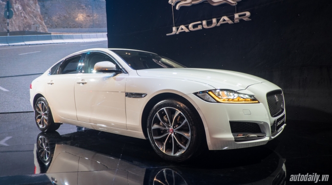 Jaguar XF (1)
