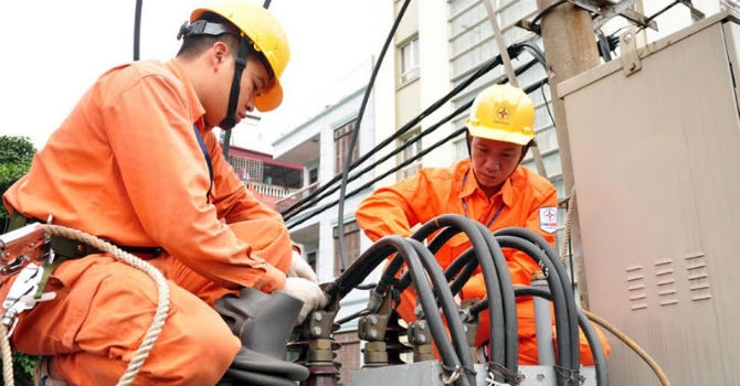 tieu-thu-dien-nang-mua-nang-nong_ujad