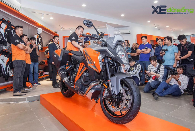 xedoisong_ktm_1290_super_duke_gt_vietnam_debut_h4_