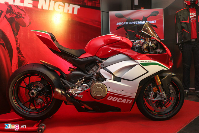 14DucatiV4Spe_Zing
