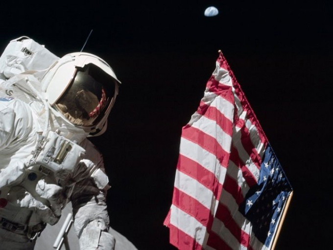 phi-hanh-gia-tren-mat-trang