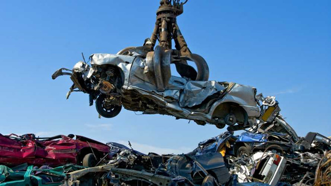 cranepickingupacarinajunkyard