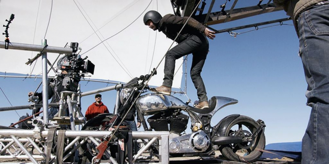 xedoisong_hau_truong_keanu_reeves_bieu_dien_stunt_