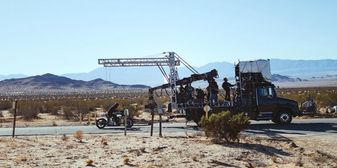 xedoisong_hau_truong_keanu_reeves_bieu_dien_stunt_