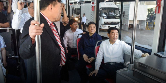 xedoisong_su_that_xe_hoi_chay_bang_nuoc_cua_trung_