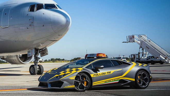 BolognaAirportLamborghiniHuracan001