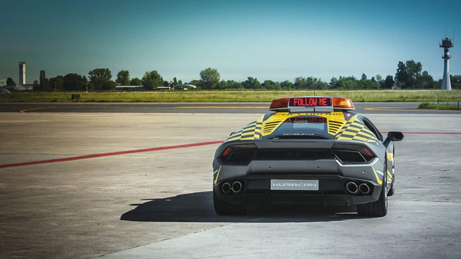 BolognaAirportLamborghiniHuracan002
