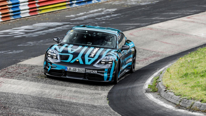 high_taycan_prototype_in_the_karussell_section_nur