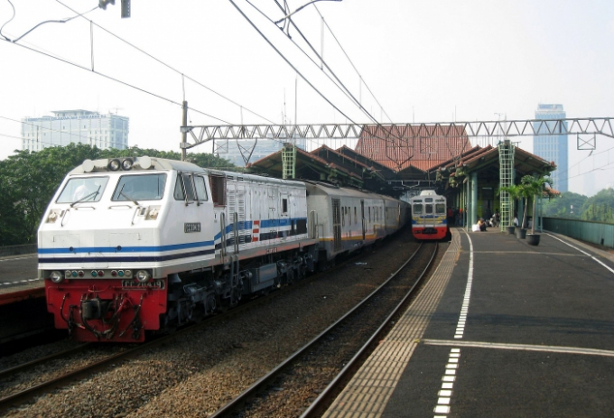 1944_Gambir_Station_Platform_2