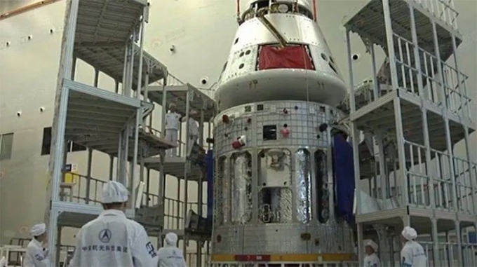 tau-vu-tru-len-mat-trang