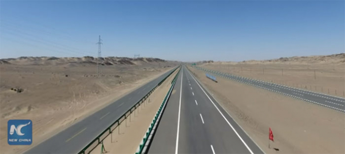 duong-cao-toc-giua-sa-mac-1