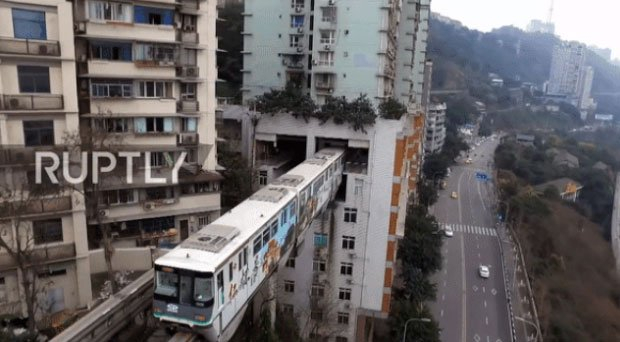 duong-tau-di-xuyen-qua-nha