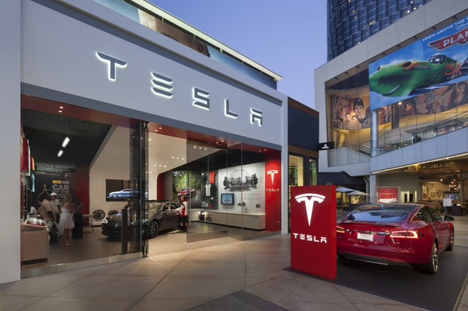 tesla-store-los-angeles-photo-misha-bruk-mbh-archi