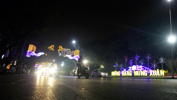 Lung linh đường phố Hà Nội đêm giao thừa- Ảnh 1. Lung linh đường phố Hà Nội đêm giao thừa- Ảnh 1.