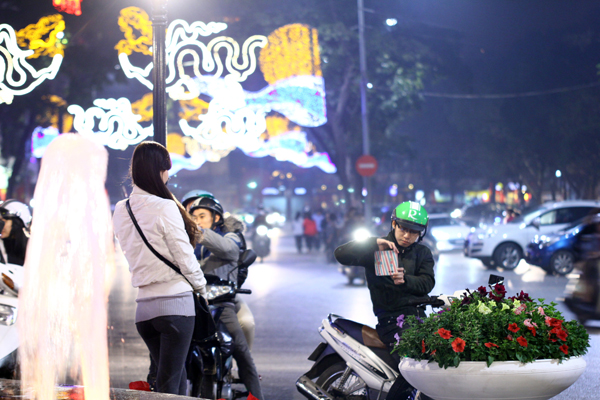 Lung linh đường phố Hà Nội đêm giao thừa- Ảnh 7. Lung linh đường phố Hà Nội đêm giao thừa- Ảnh 7.