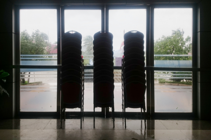 Những chồng ghế được sử dụng để chặn cửa vì sức gi