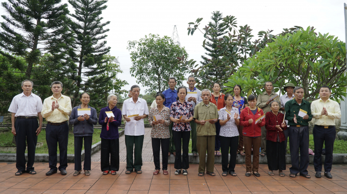 Tập đoàn Cienco4 tặng quà cho các hộ gia đình chín