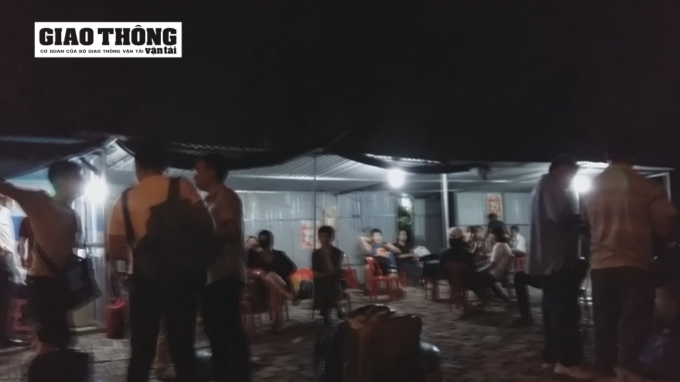 Hàng trăm hành khách vạ vật chờ xe Hưng Long