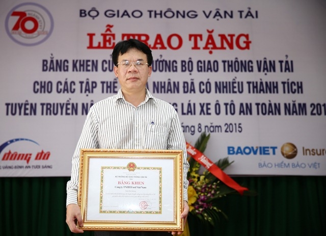 Dai Dien Ford Viet Nam Nhan Bang Khen1