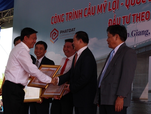 BT tặng bằng khen cho chu dau tu- Ban QLDA- nha th