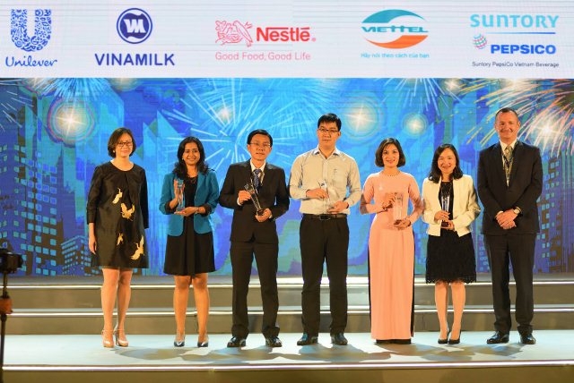 Anh 2 - Dai dien cac doanh nghiep nhan cup vinh da