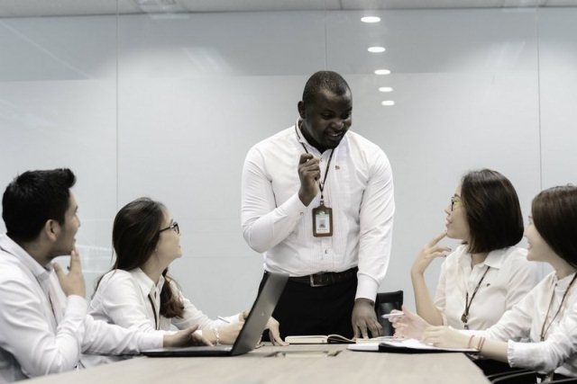 Anh 3- Moi truong lam viec quoc te-s