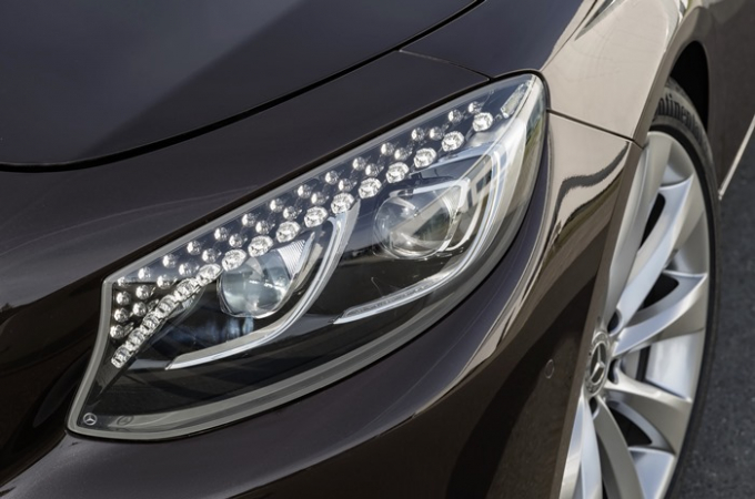 Den pha dep mat voi 94 tinh the pha le Swarovski-n