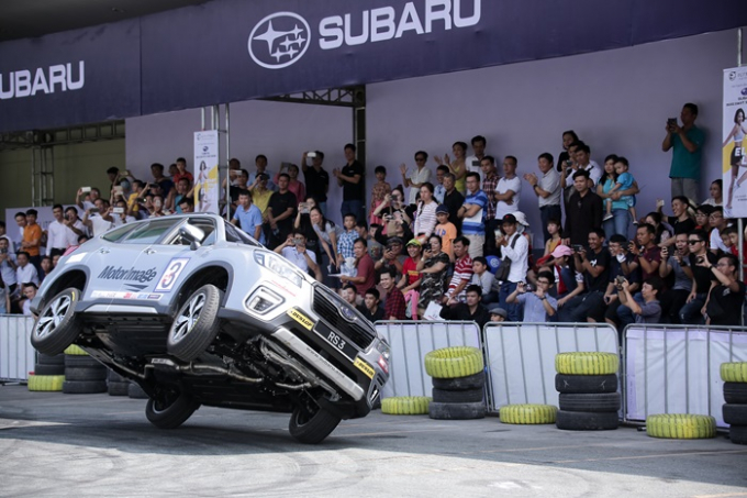 subaru bieu dien ngoai troi