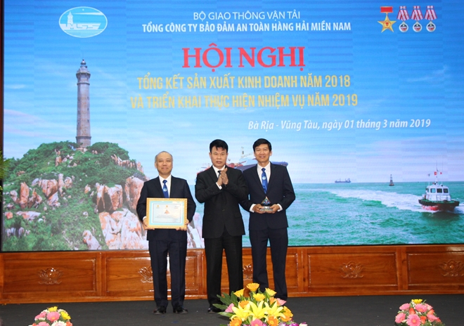 Trao bang khen vi nguoi lao dong 2018